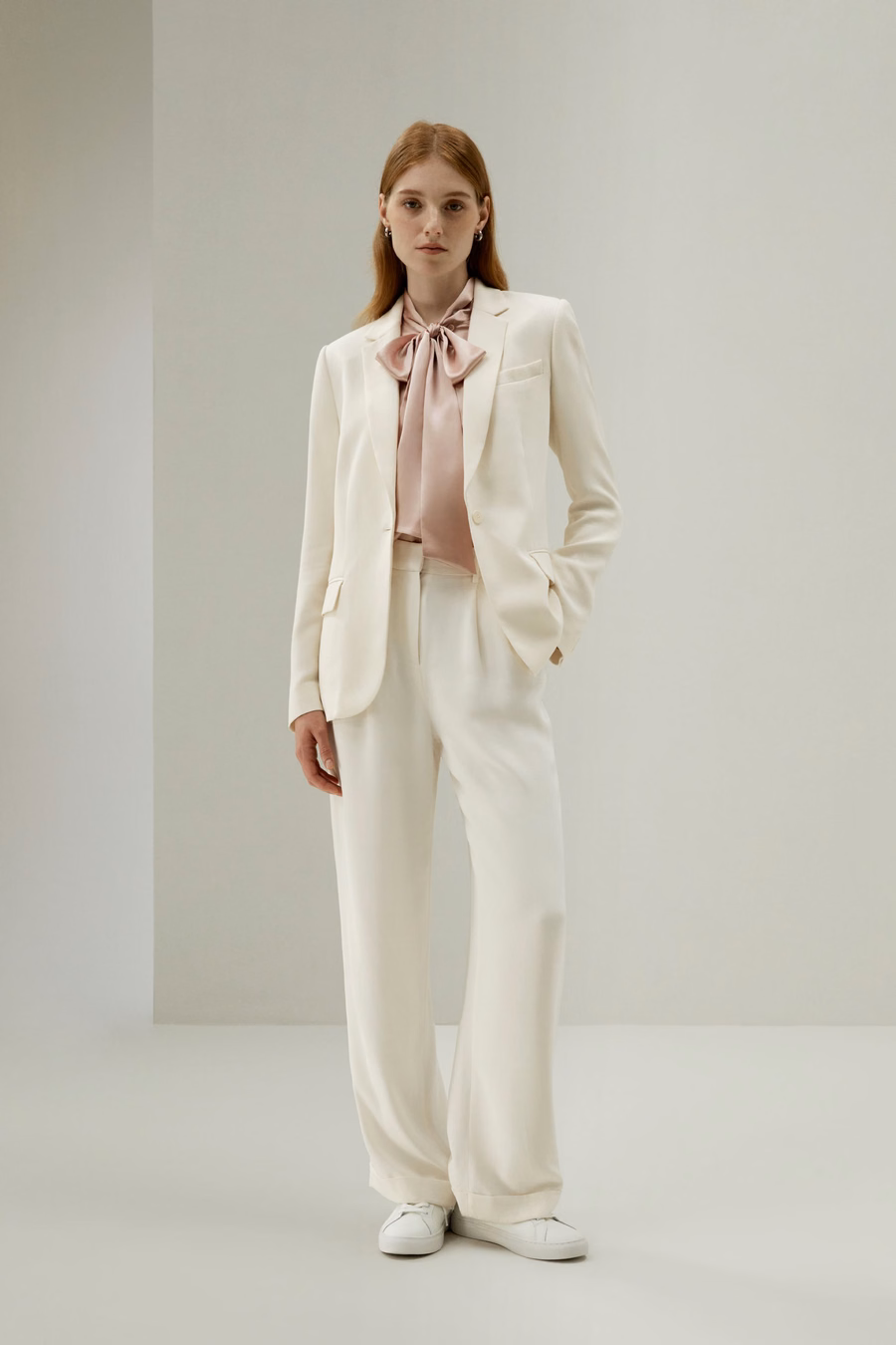 Blouse en soie avec nœud papillon pour femmes