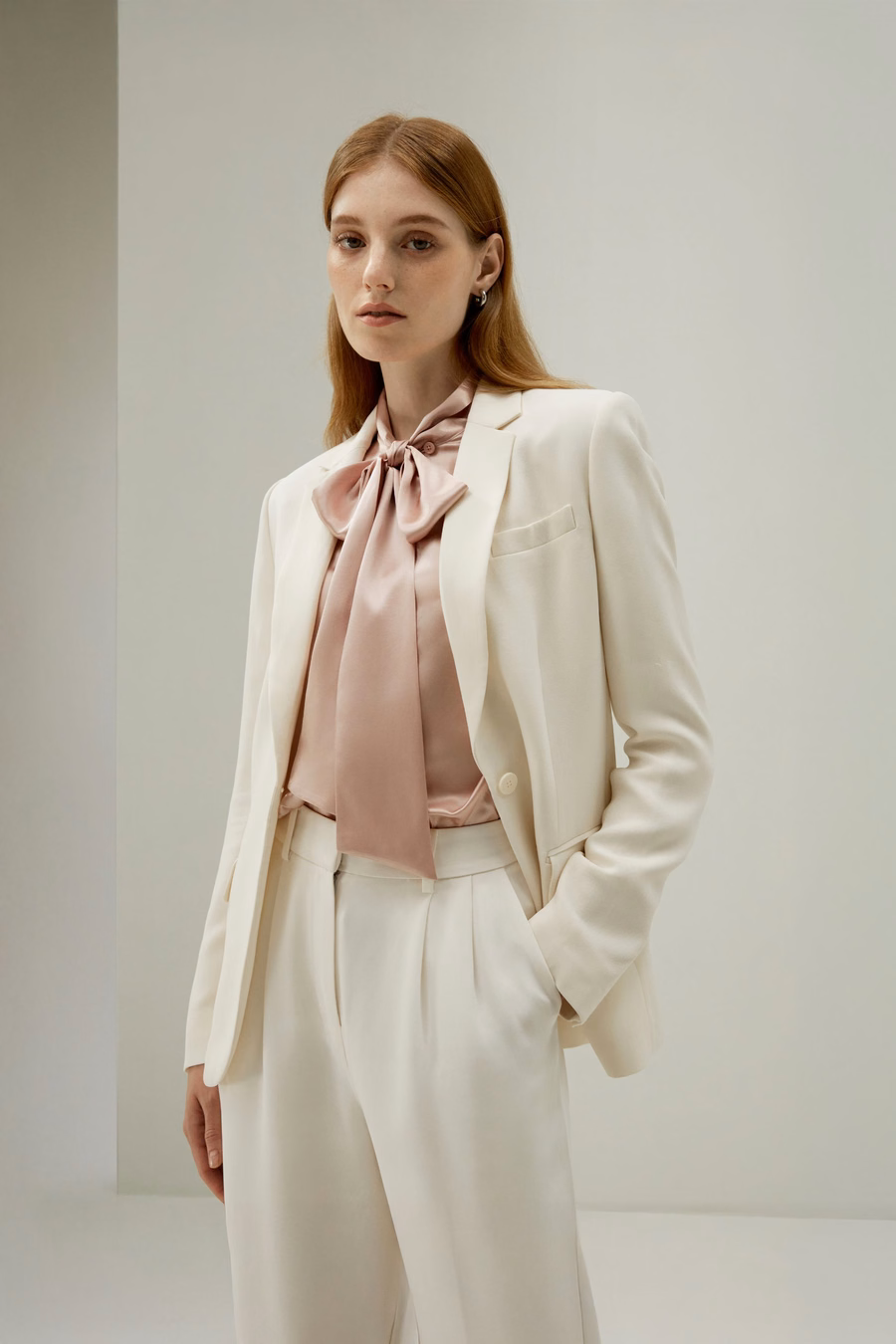Blouse en soie avec nœud papillon pour femmes