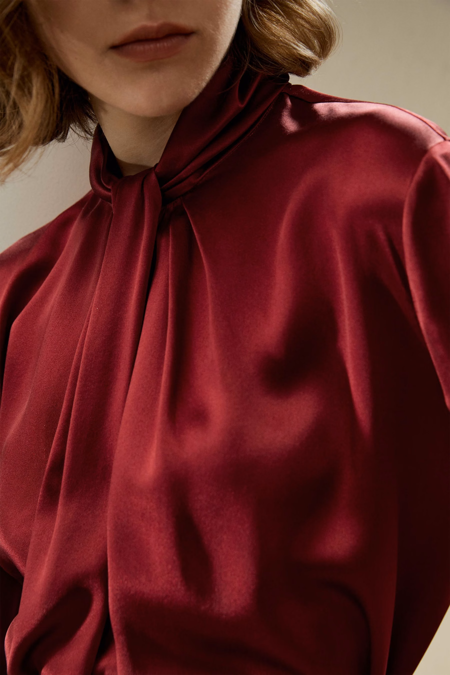 Chemise à plis embellis asymétriques