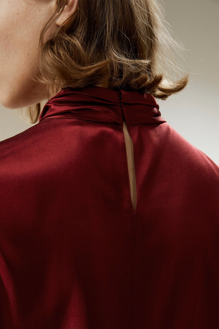 Chemise à plis embellis asymétriques