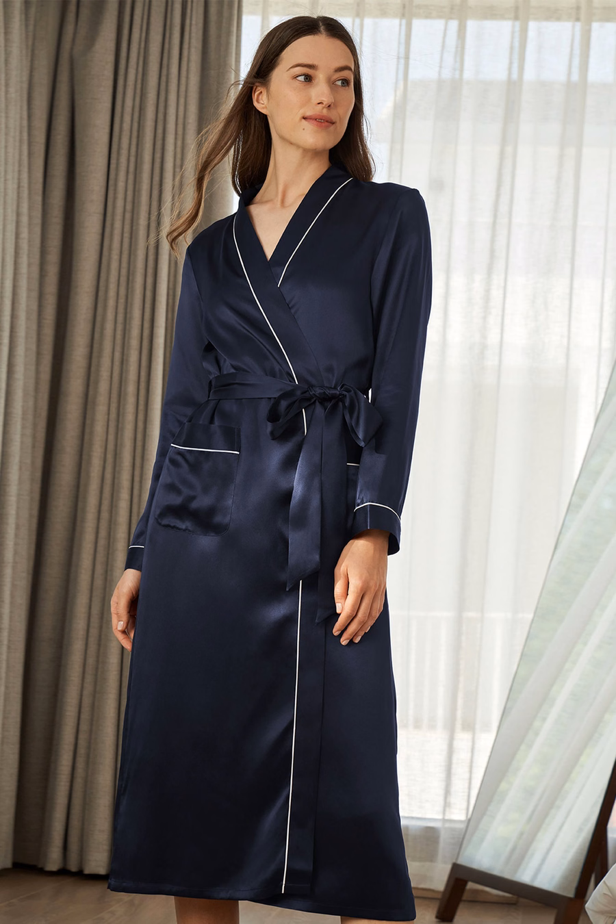 Robe en soie à coupe contre et pleine longueur