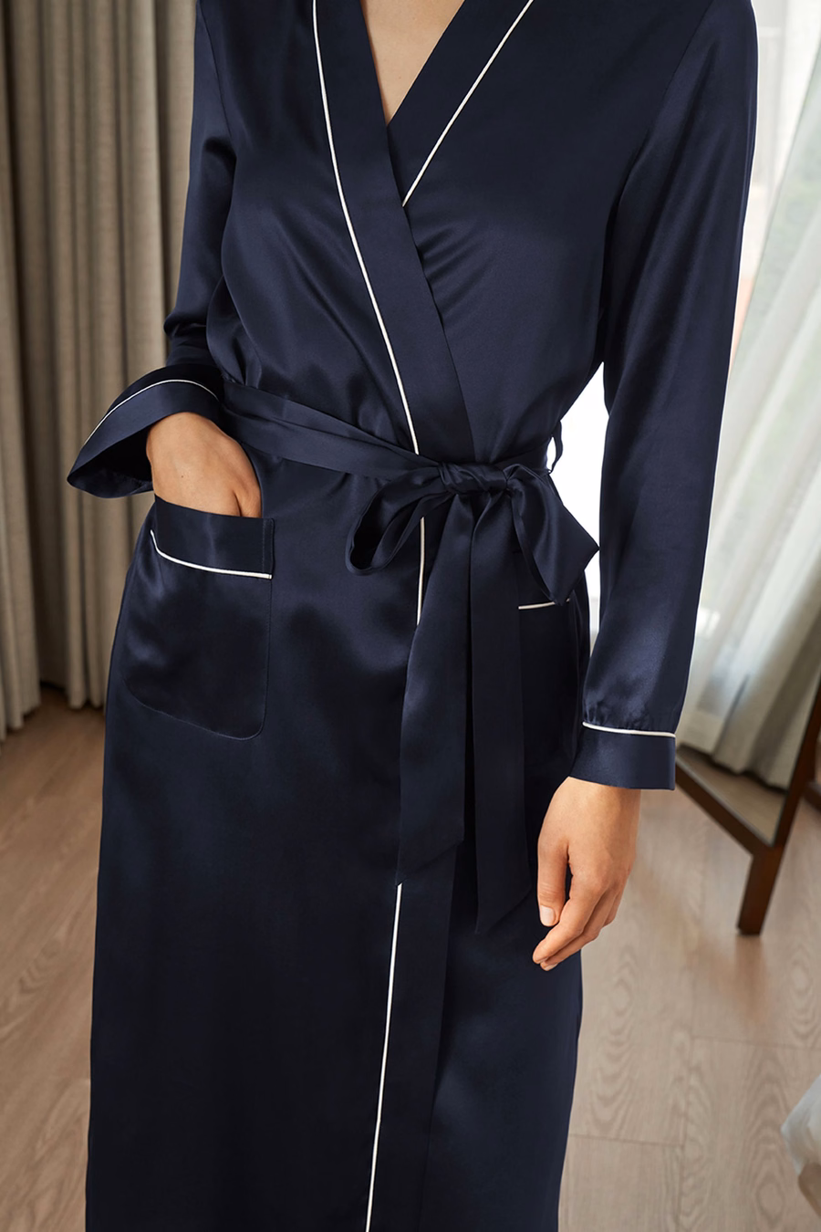 Robe en soie à coupe contre et pleine longueur