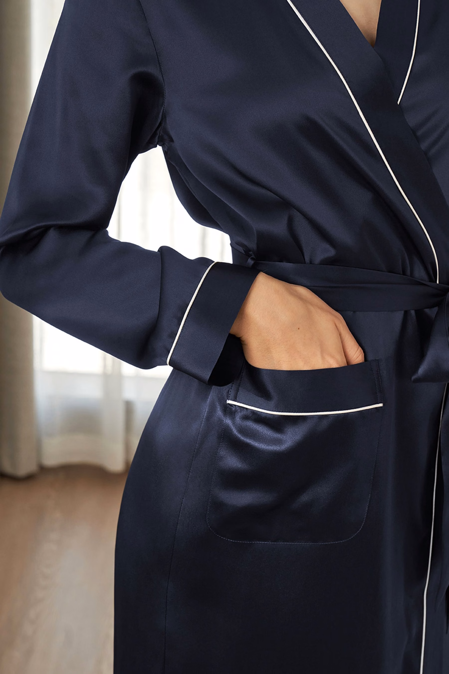 Robe en soie à coupe contre et pleine longueur