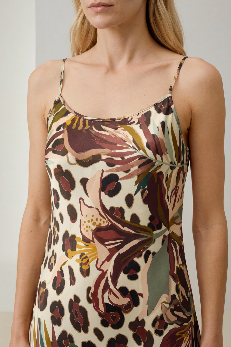 Robe de nuit en soie imprimée féminine courte