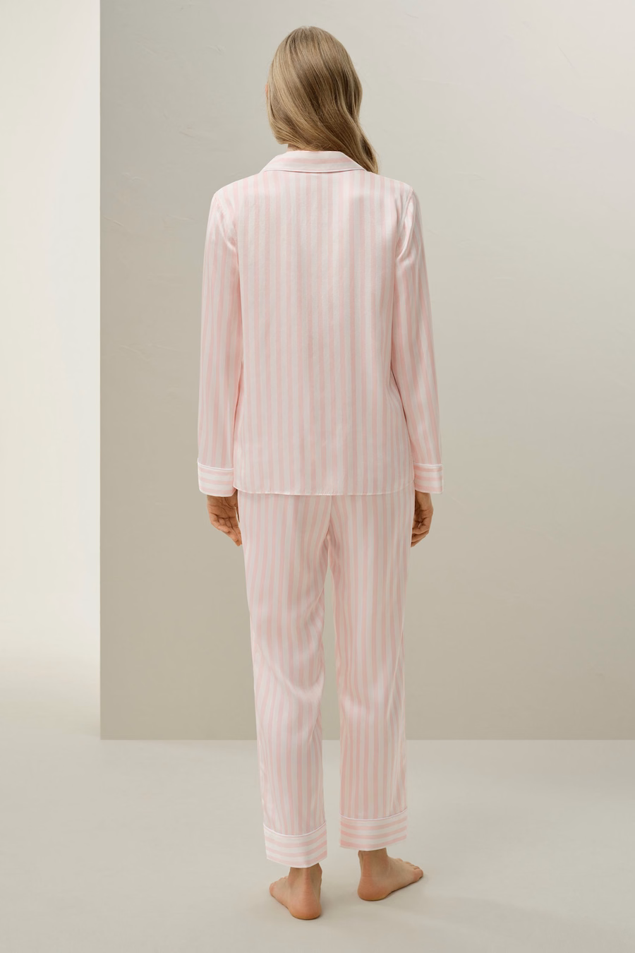 Ensemble de pyjama en soie charmeuse rayée.