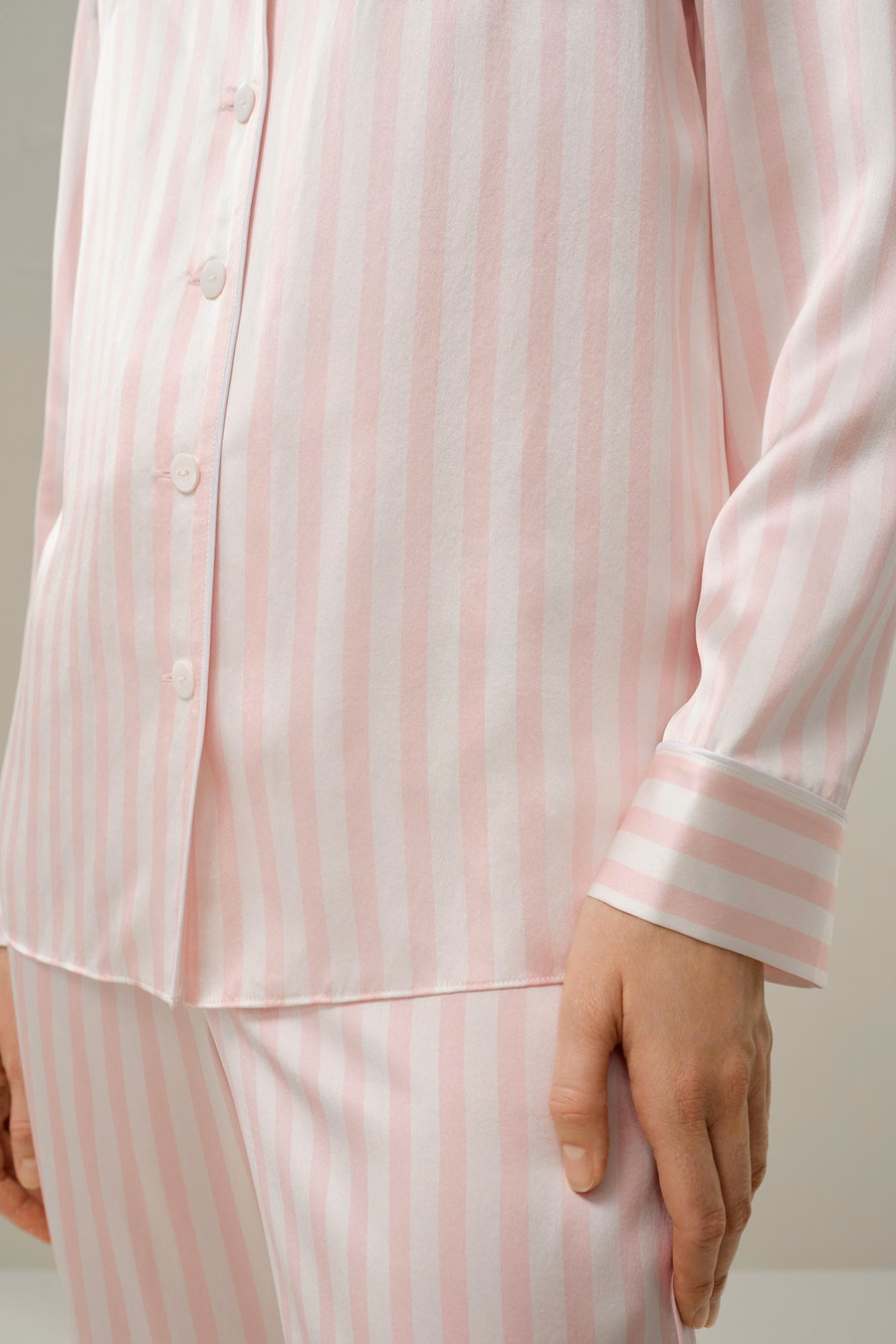 Ensemble de pyjama en soie charmeuse rayée.