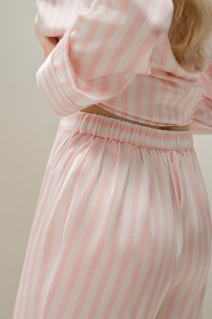Ensemble de pyjama en soie charmeuse rayée.
