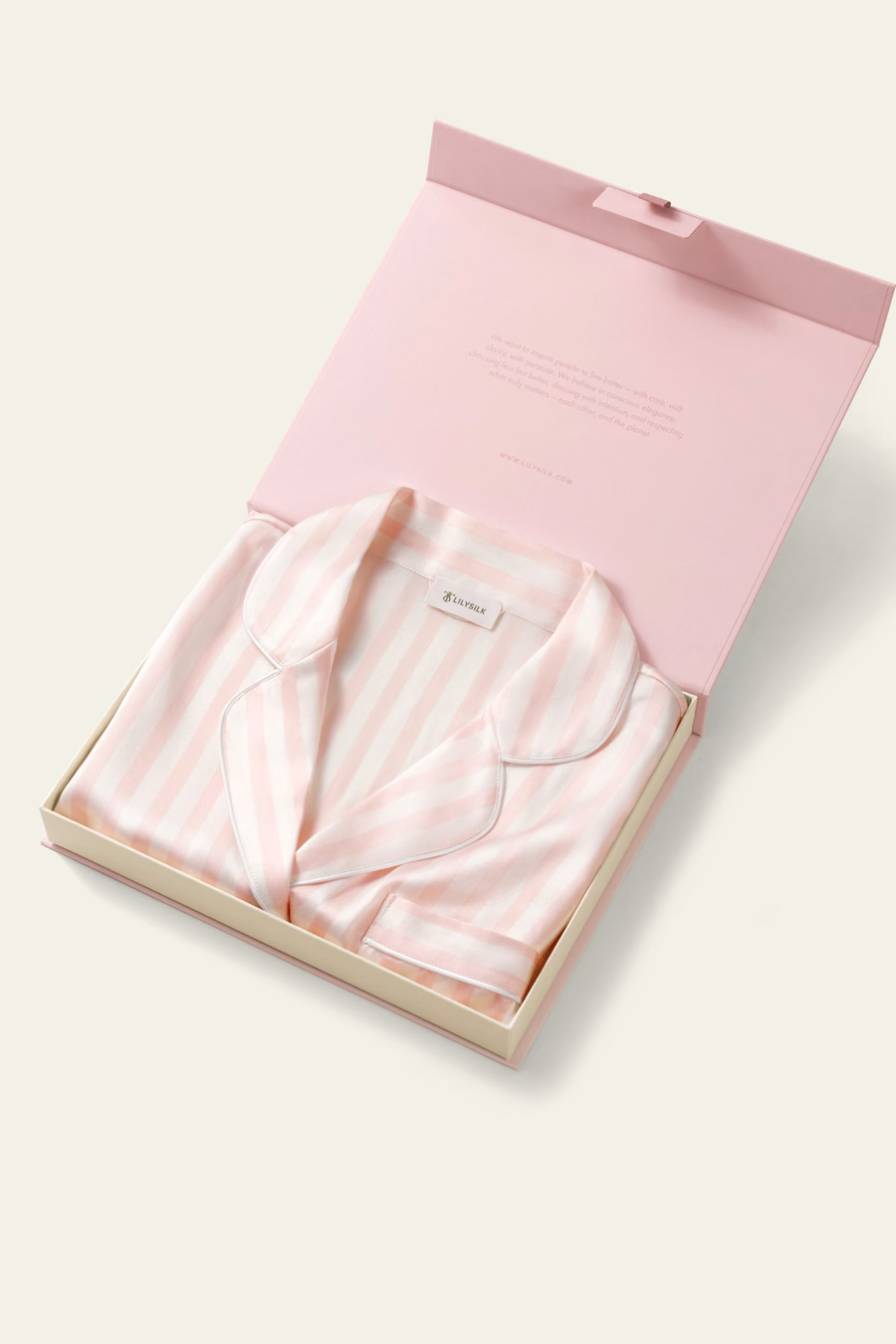 Ensemble de pyjama en soie charmeuse rayée.