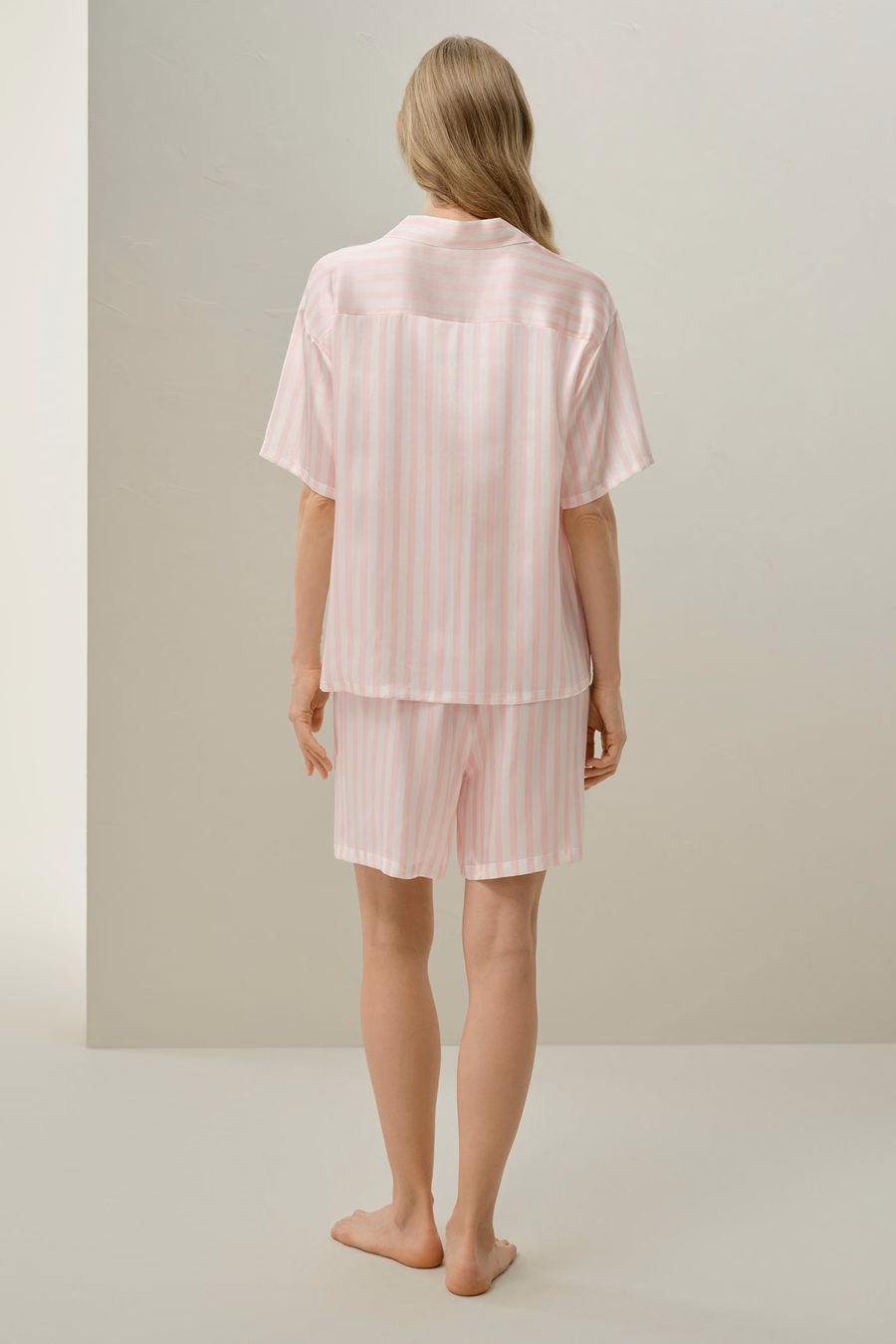 Ensemble de pyjama court en charmeuse rayée