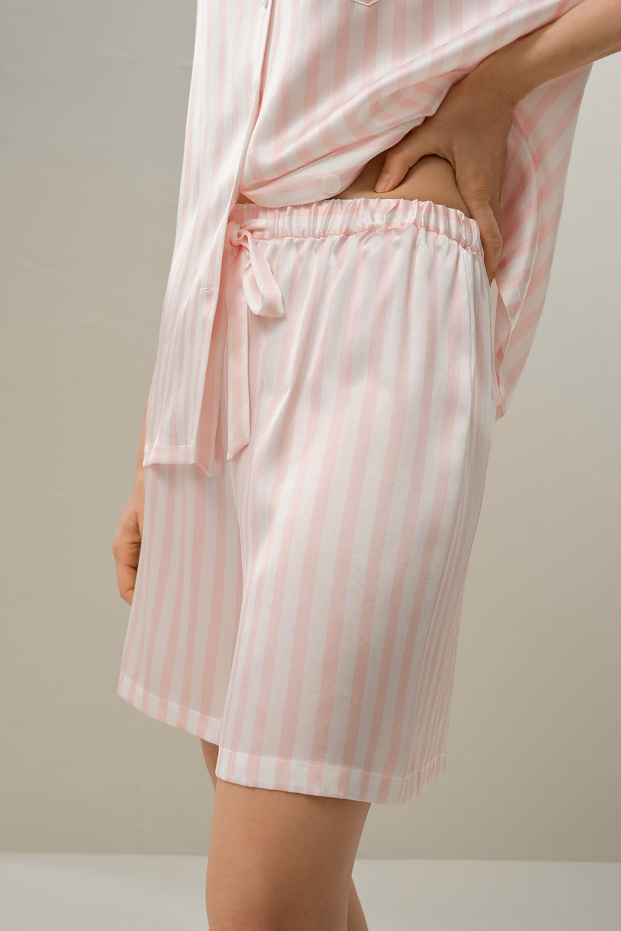 Ensemble de pyjama court en charmeuse rayée