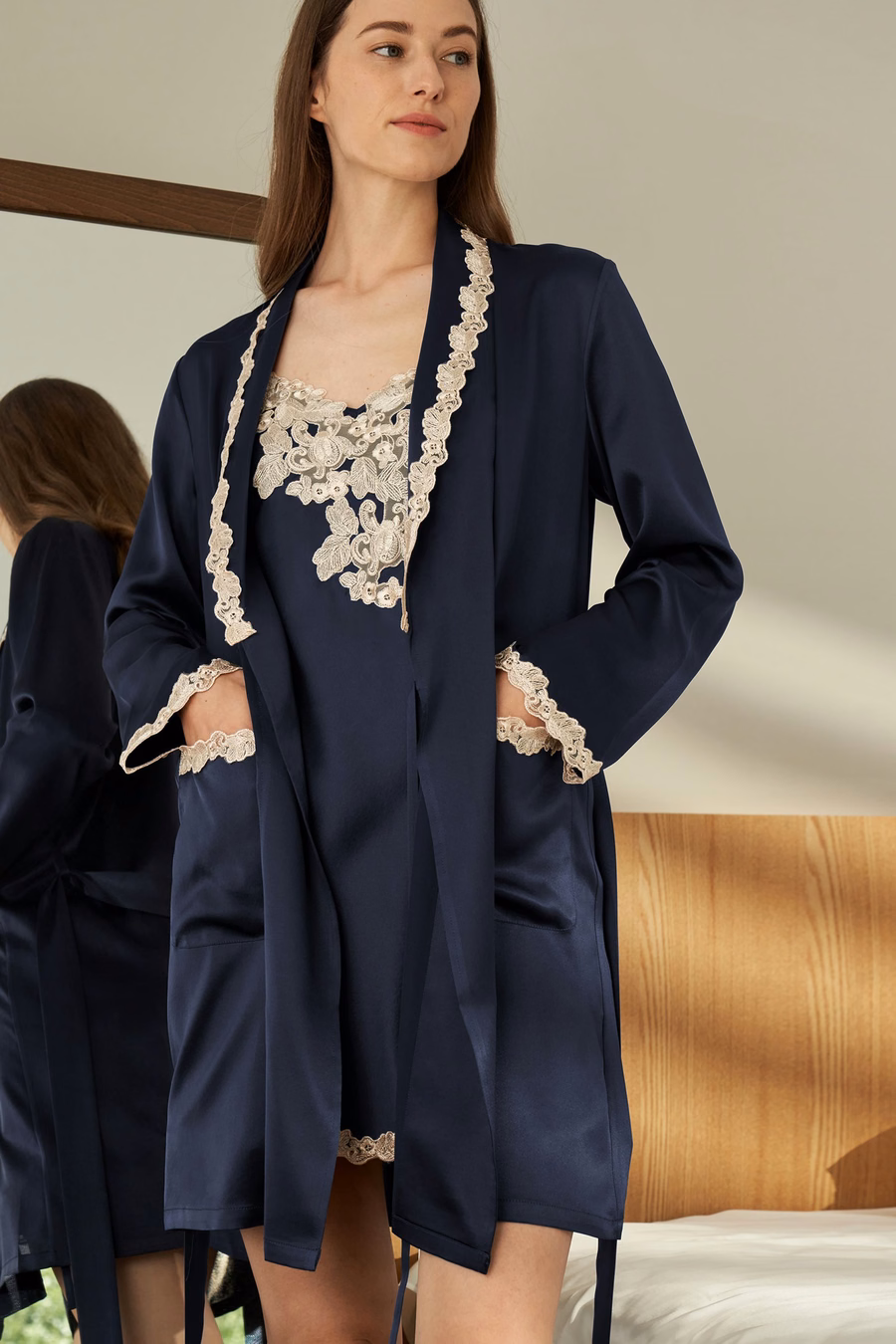 Ensemble de Chemise de Nuit et de Peignoir en Soie avec Délicates Dentelles