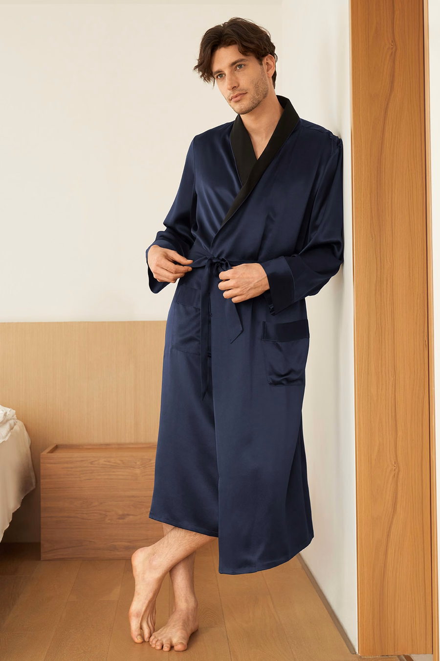 Robe en soie avec col noir