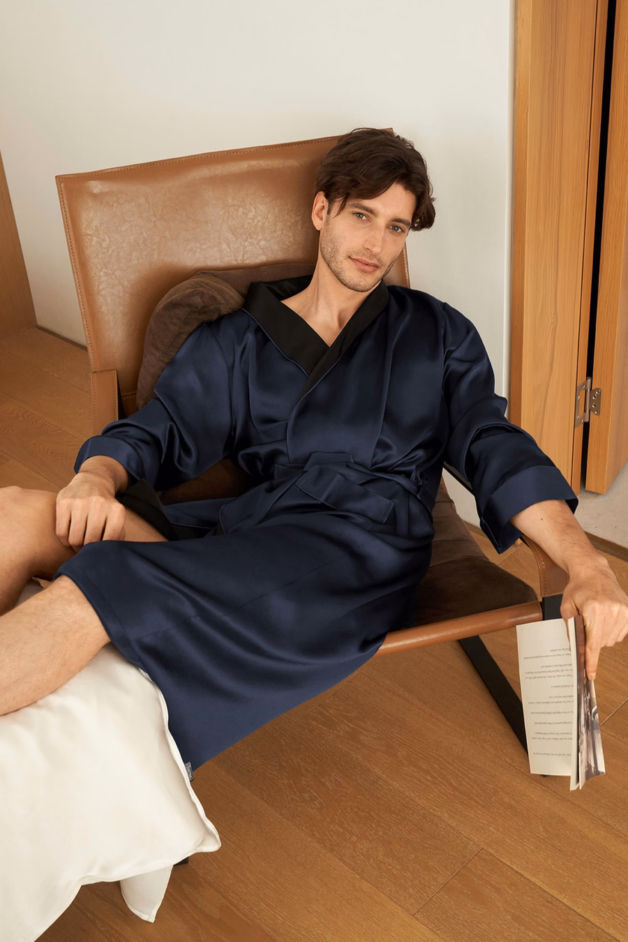 Robe en soie avec col noir