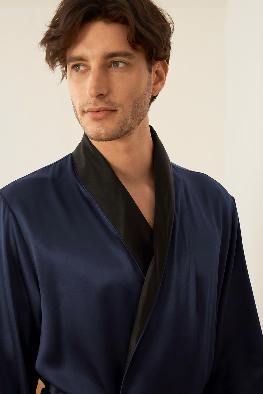 Robe en soie avec col noir
