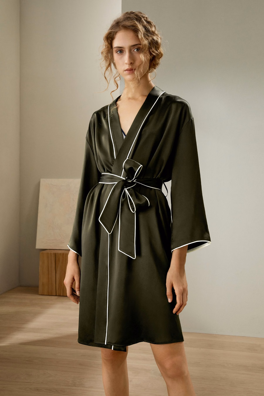 Robe de nuit à manches longues avec passepoil contrasté