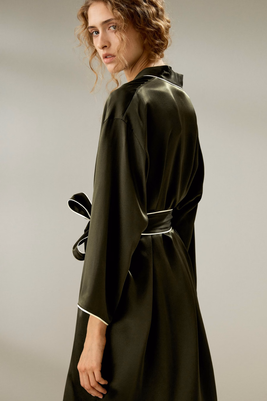 Robe de nuit à manches longues avec passepoil contrasté