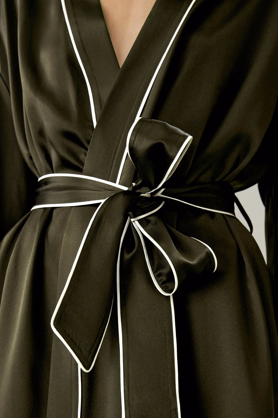 Robe de nuit à manches longues avec passepoil contrasté