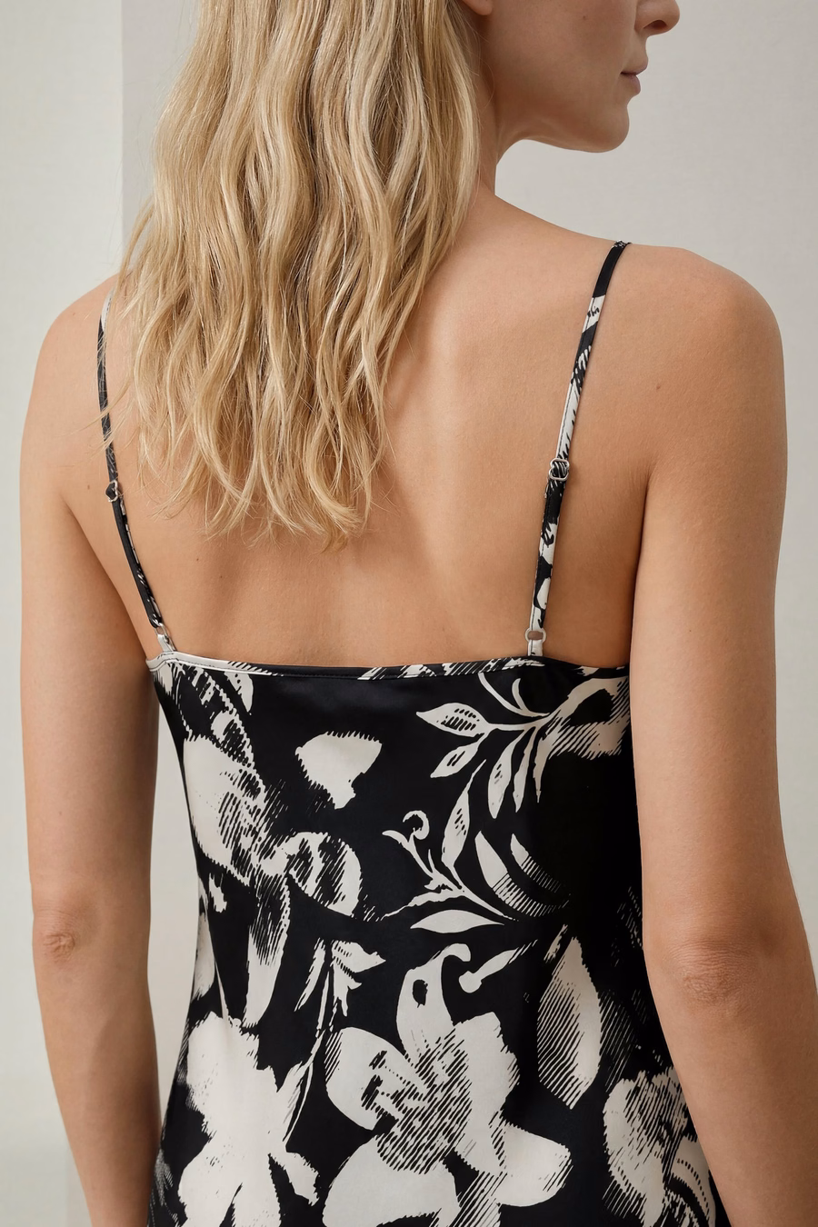 Robe de nuit en soie imprimée féminine courte