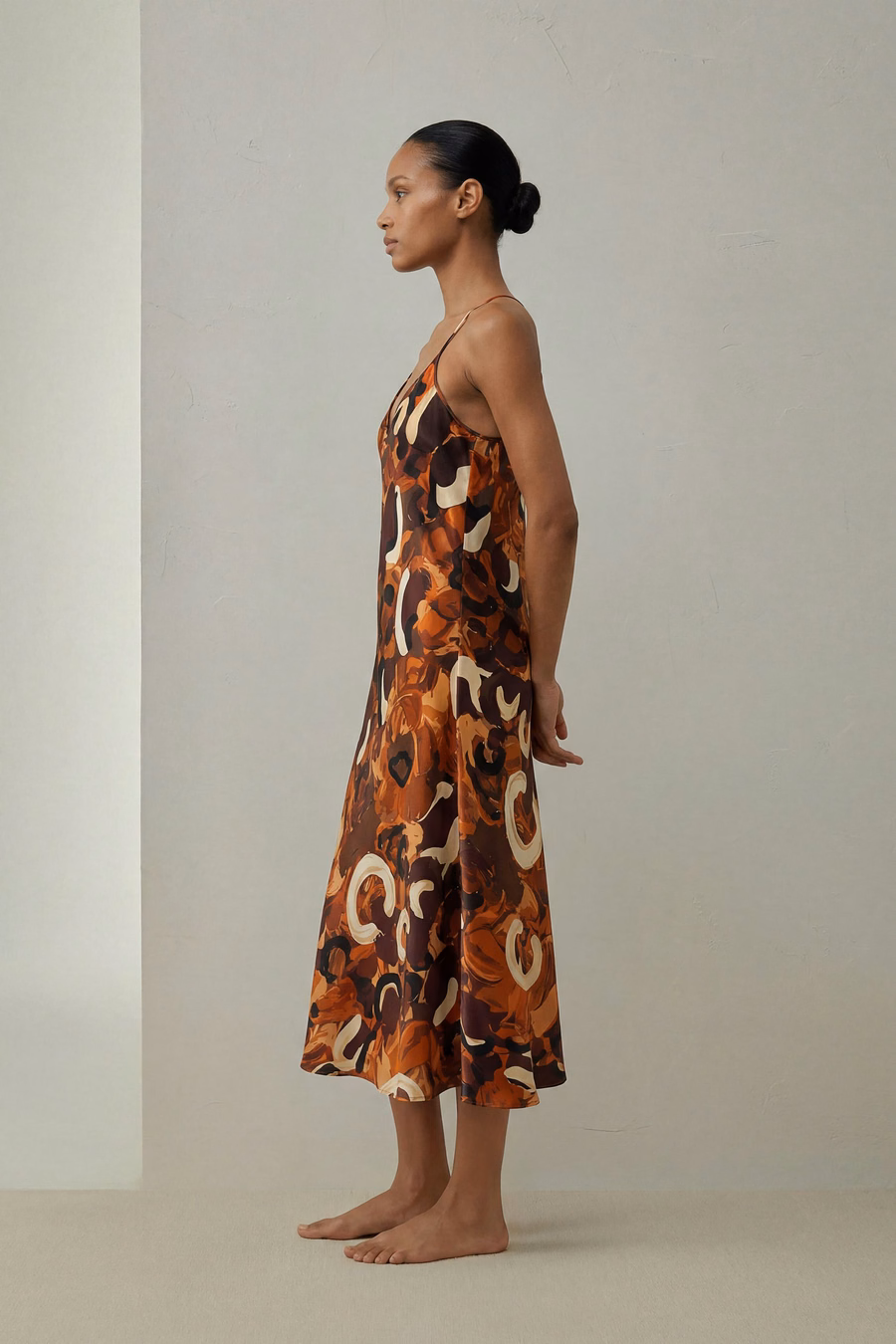 Robe de nuit maxi en soie imprimée minimaliste.