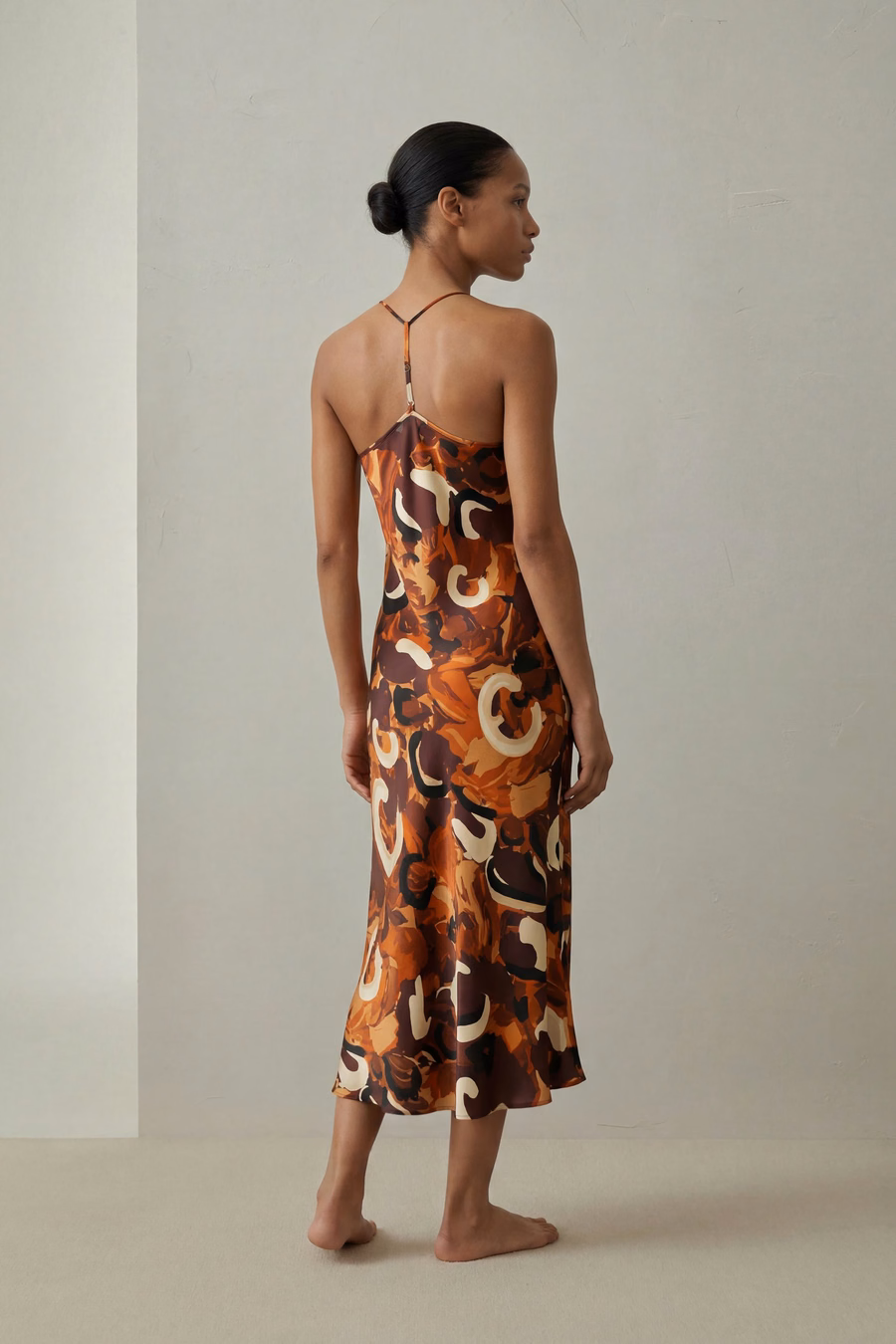 Robe de nuit maxi en soie imprimée minimaliste.