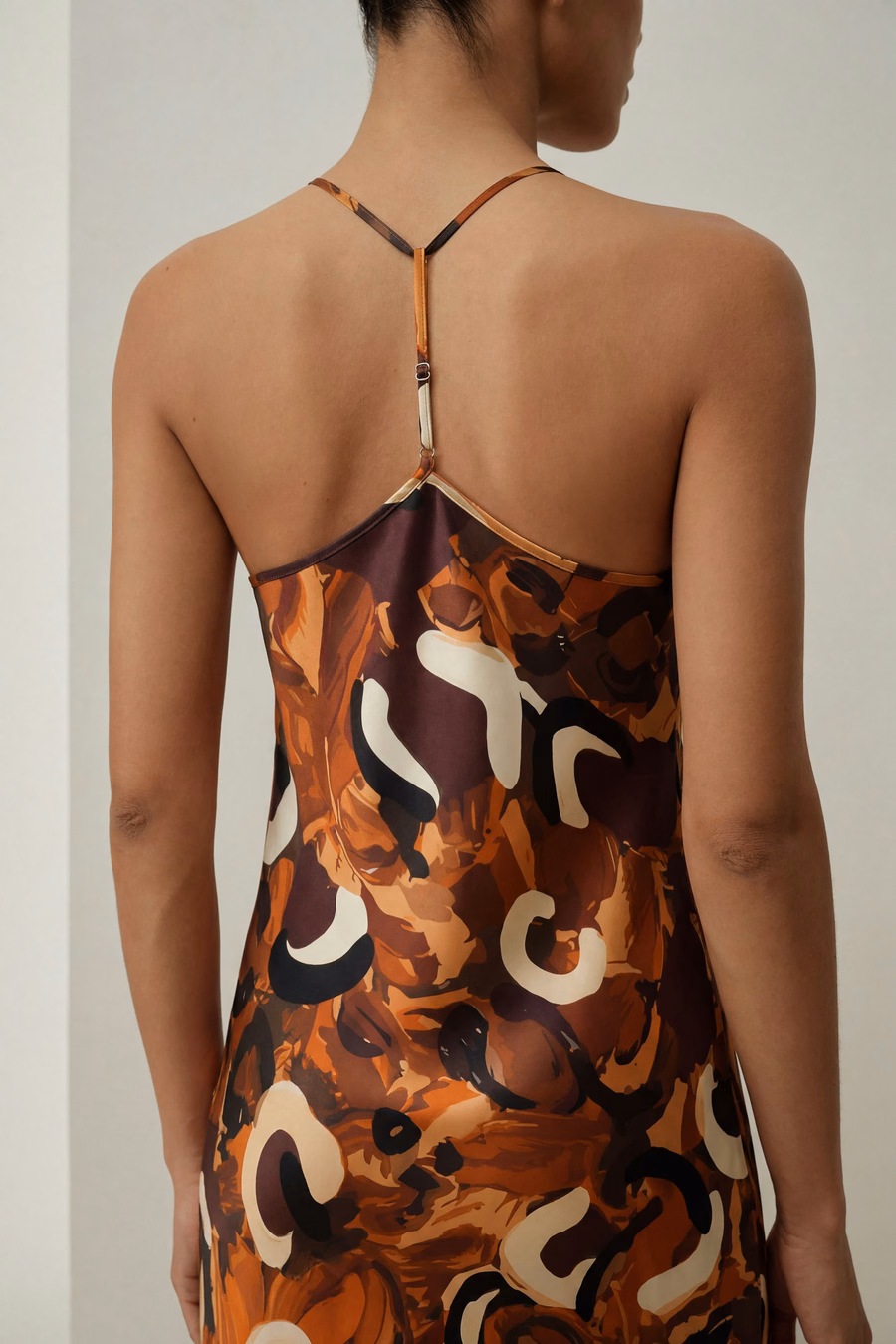 Robe de nuit maxi en soie imprimée minimaliste.
