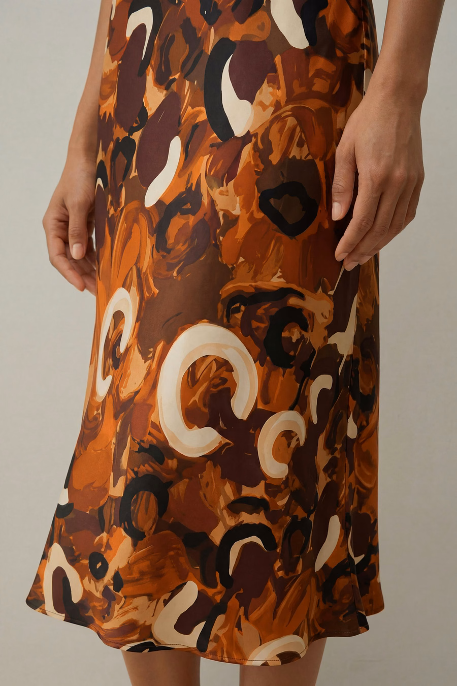 Robe de nuit maxi en soie imprimée minimaliste.