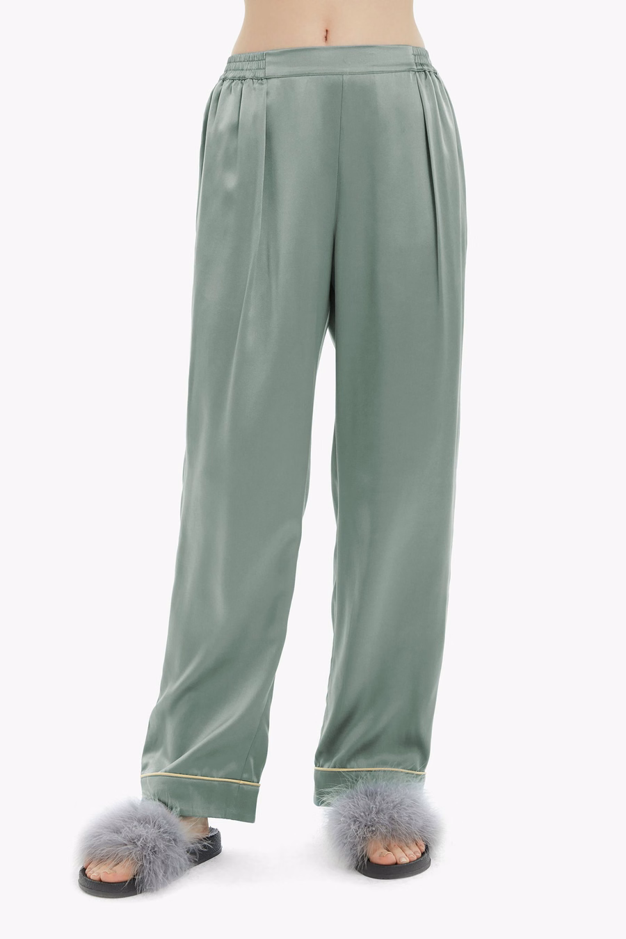 Ensemble de pyjamas en soie avec passepoil doré