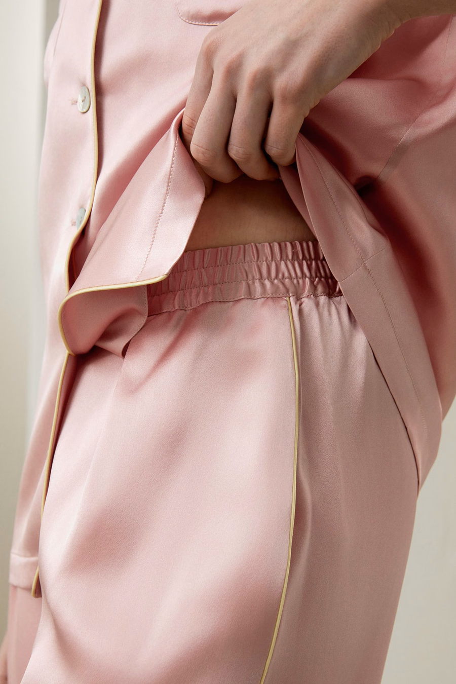 Ensemble de pyjamas en soie avec passepoil doré