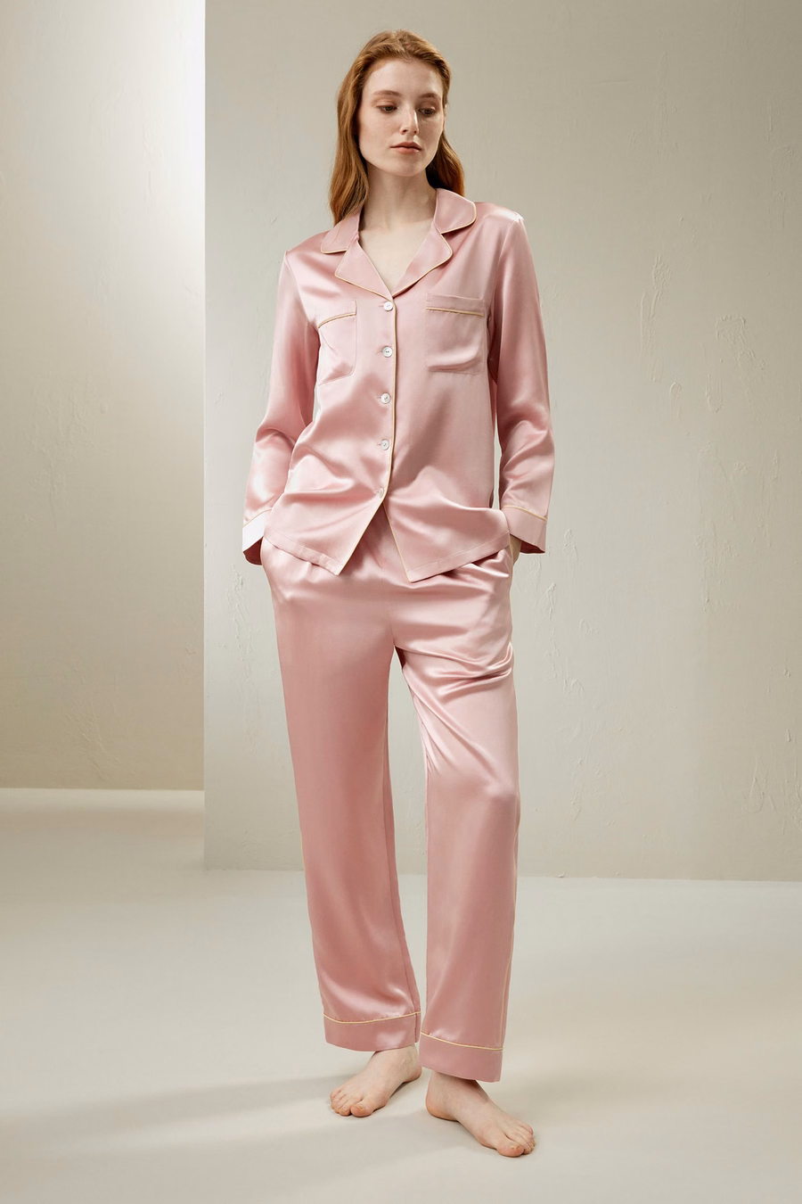 Ensemble de pyjamas en soie avec passepoil doré