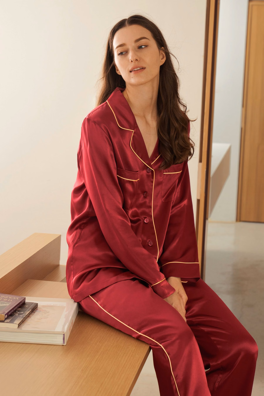 Ensemble de pyjamas en soie avec passepoil doré