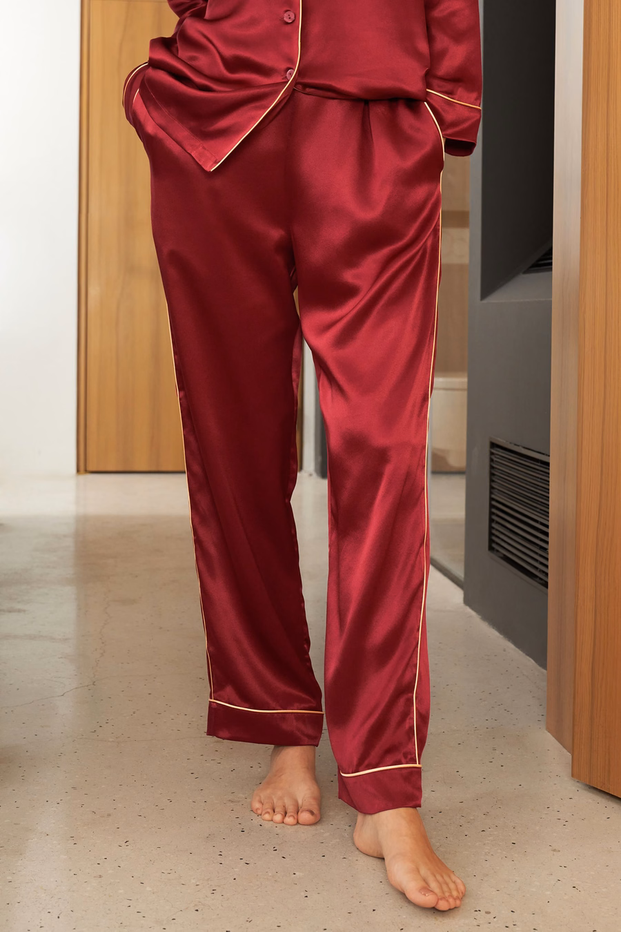 Ensemble de pyjamas en soie avec passepoil doré