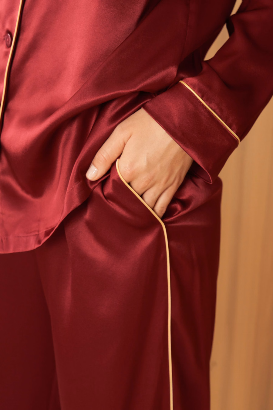 Ensemble de pyjamas en soie avec passepoil doré