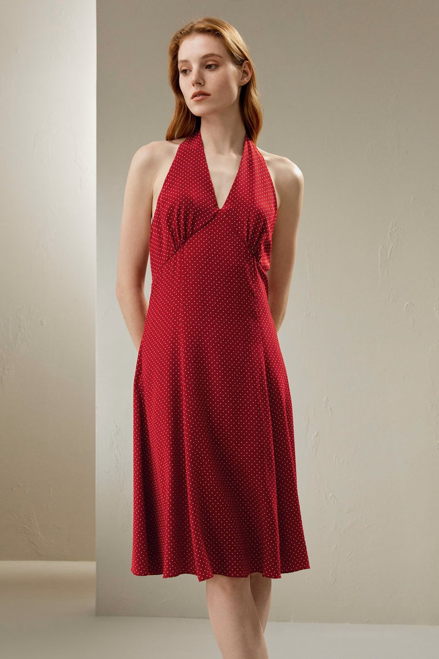 Robe en soie à col halter à pois