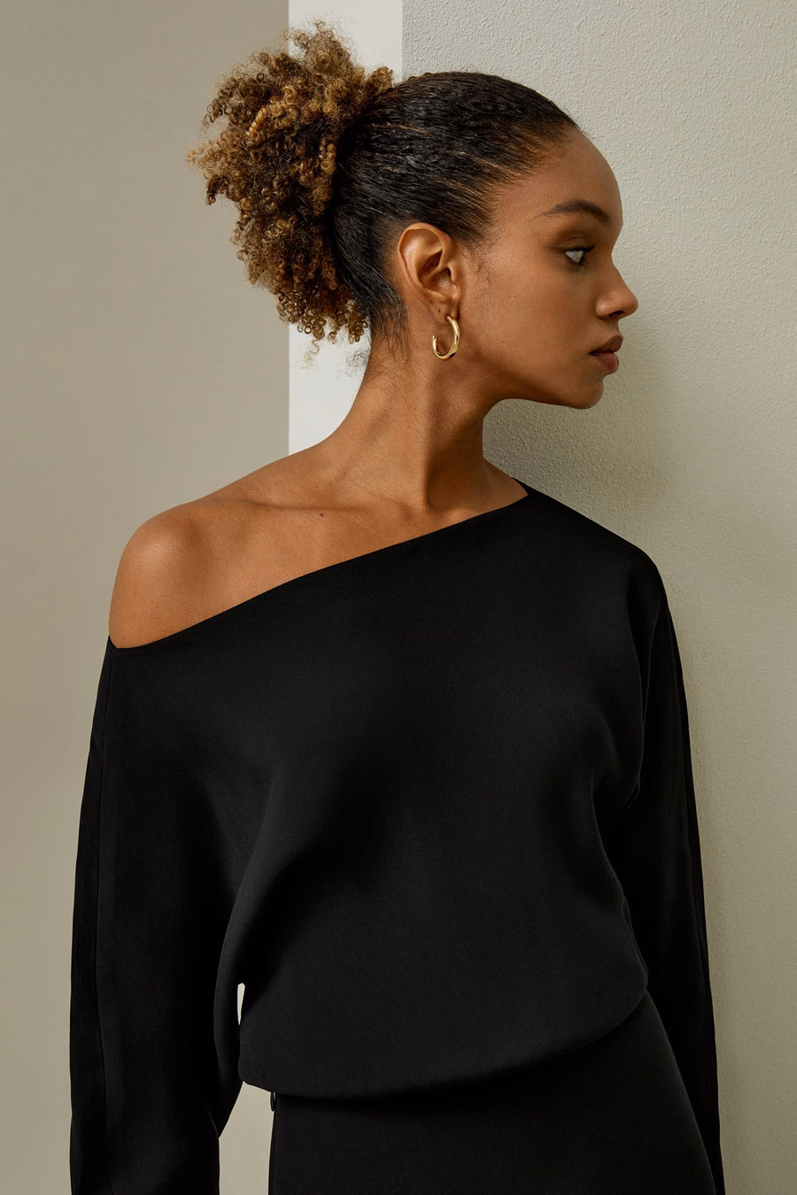 Robe mini en soie à manches longues et froncée