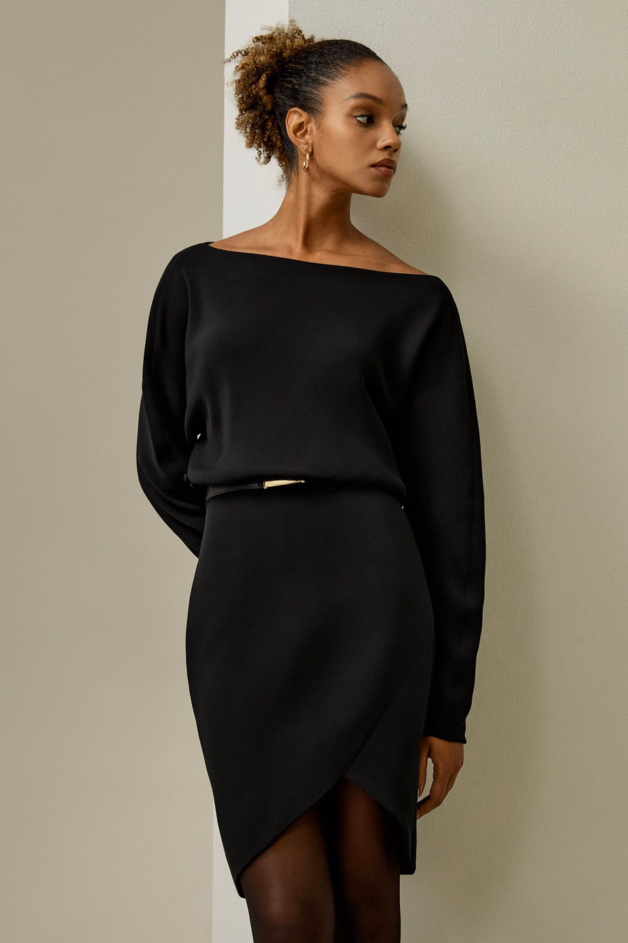 Robe mini en soie à manches longues et froncée