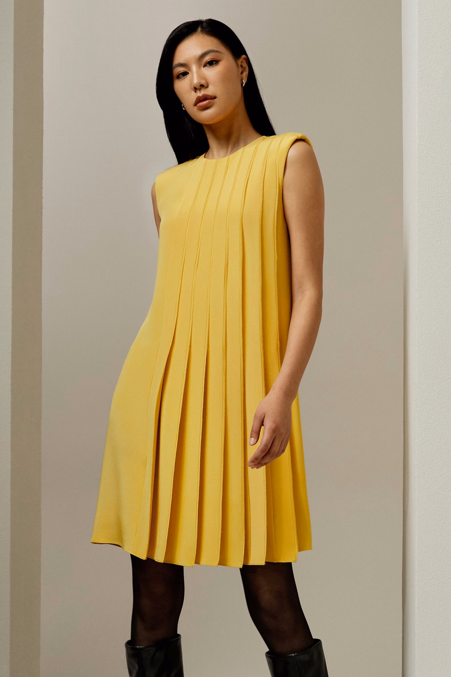 Robe en soie plissée sans manches