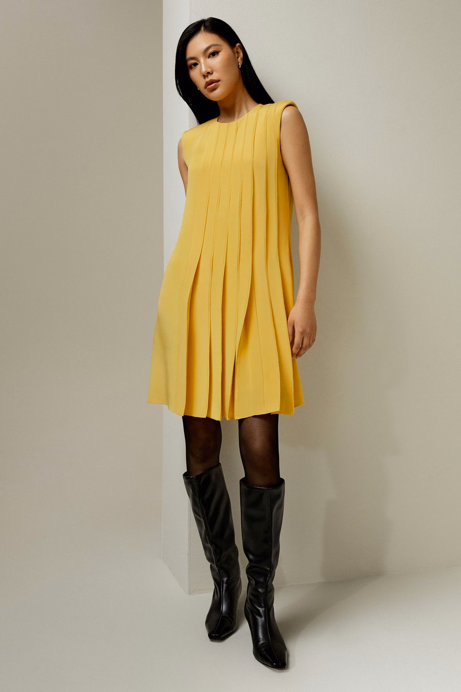 Robe en soie plissée sans manches