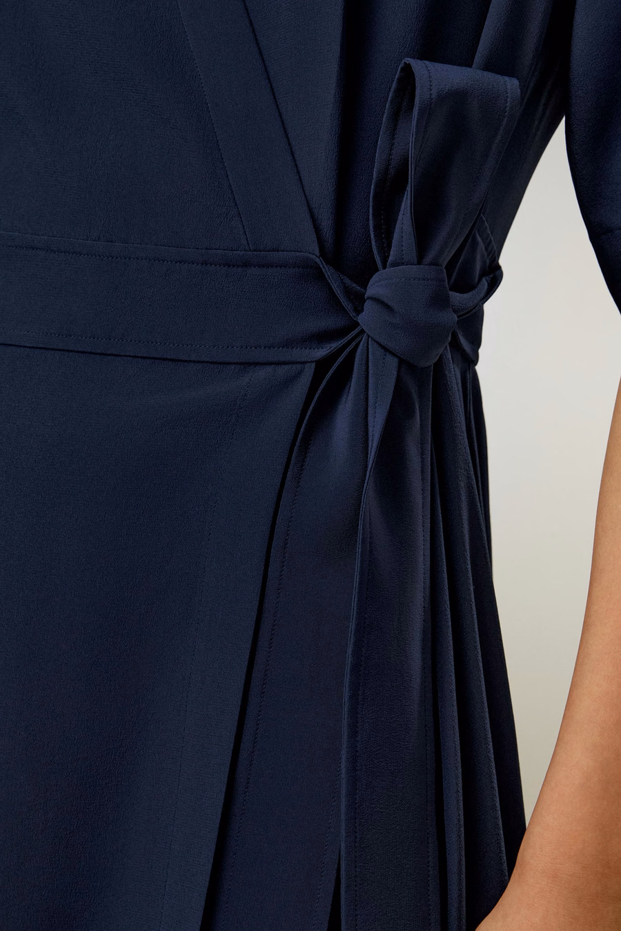 Robe enveloppante à nouer devant