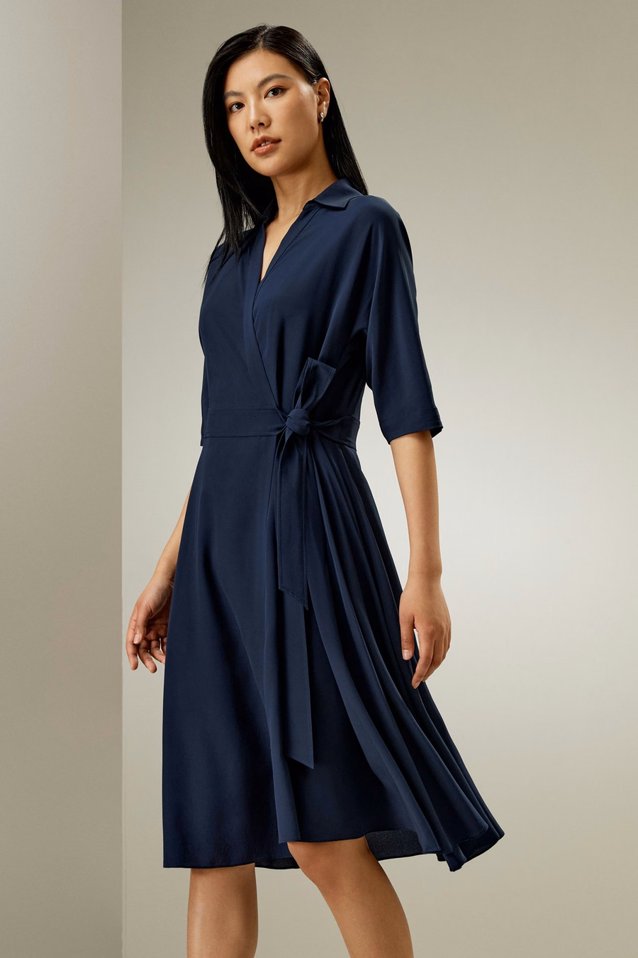 Robe enveloppante à nouer devant