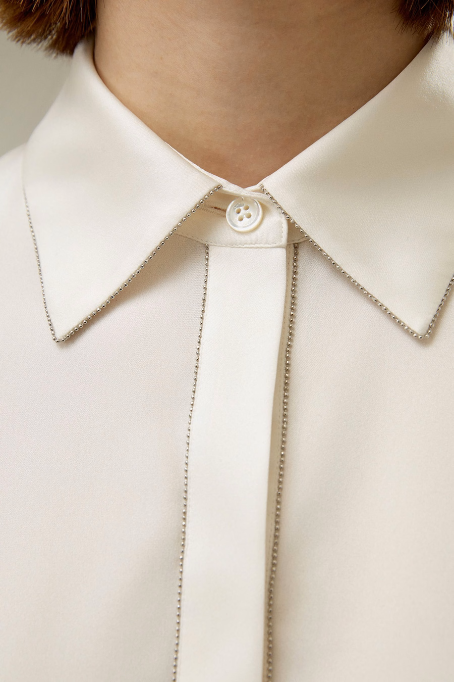 Chemise en soie avec chaînes perlées