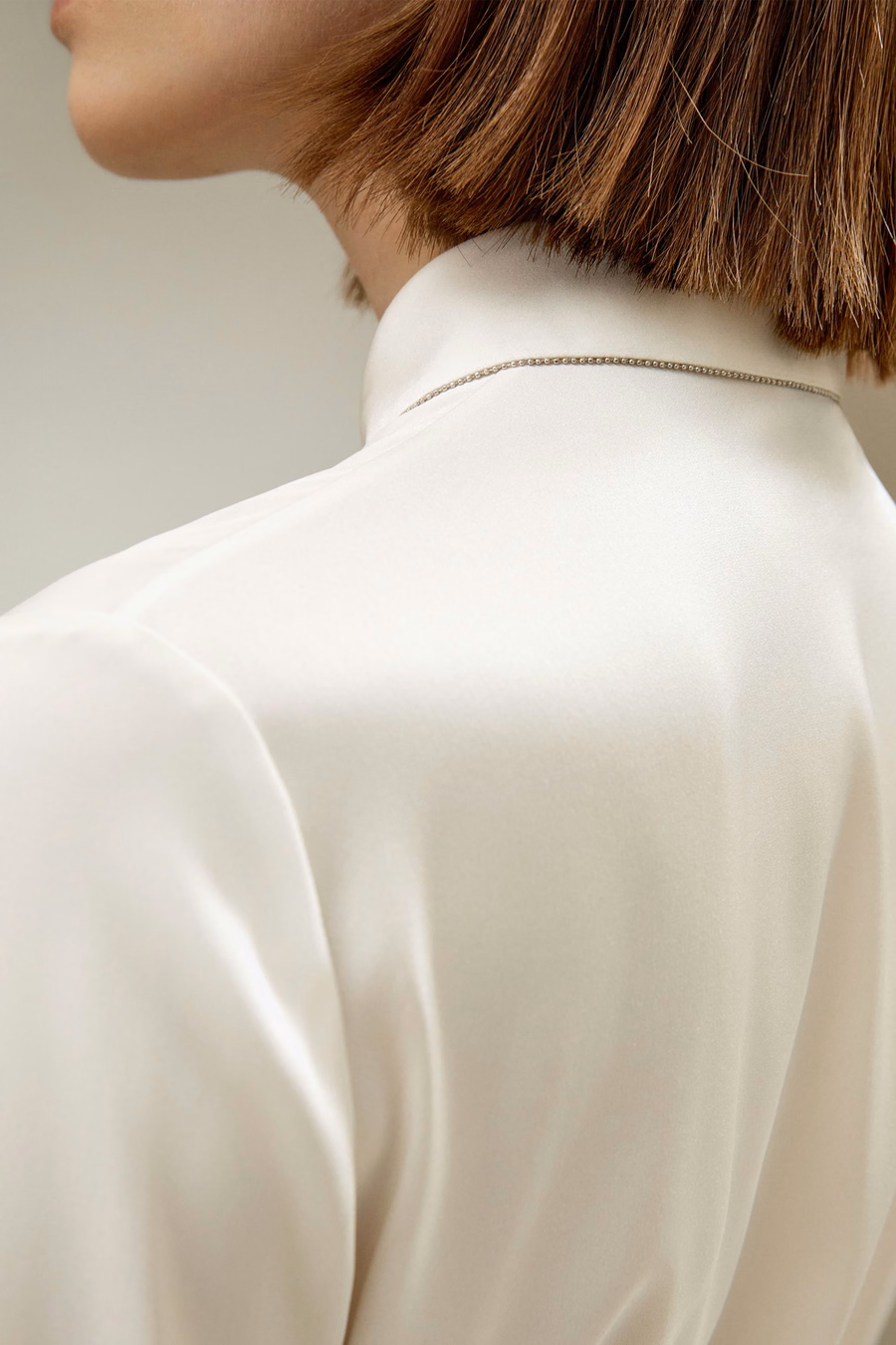 Chemise en soie avec chaînes perlées