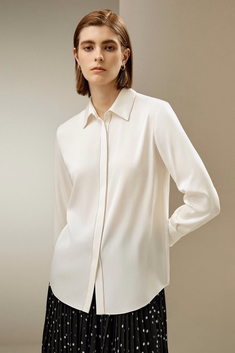 Chemise en soie avec chaînes perlées