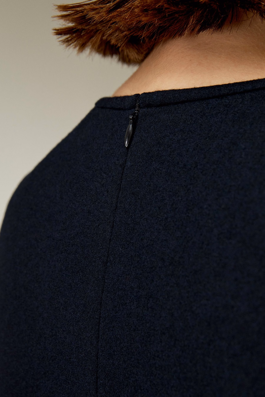 Robe fourreau à devant tordu