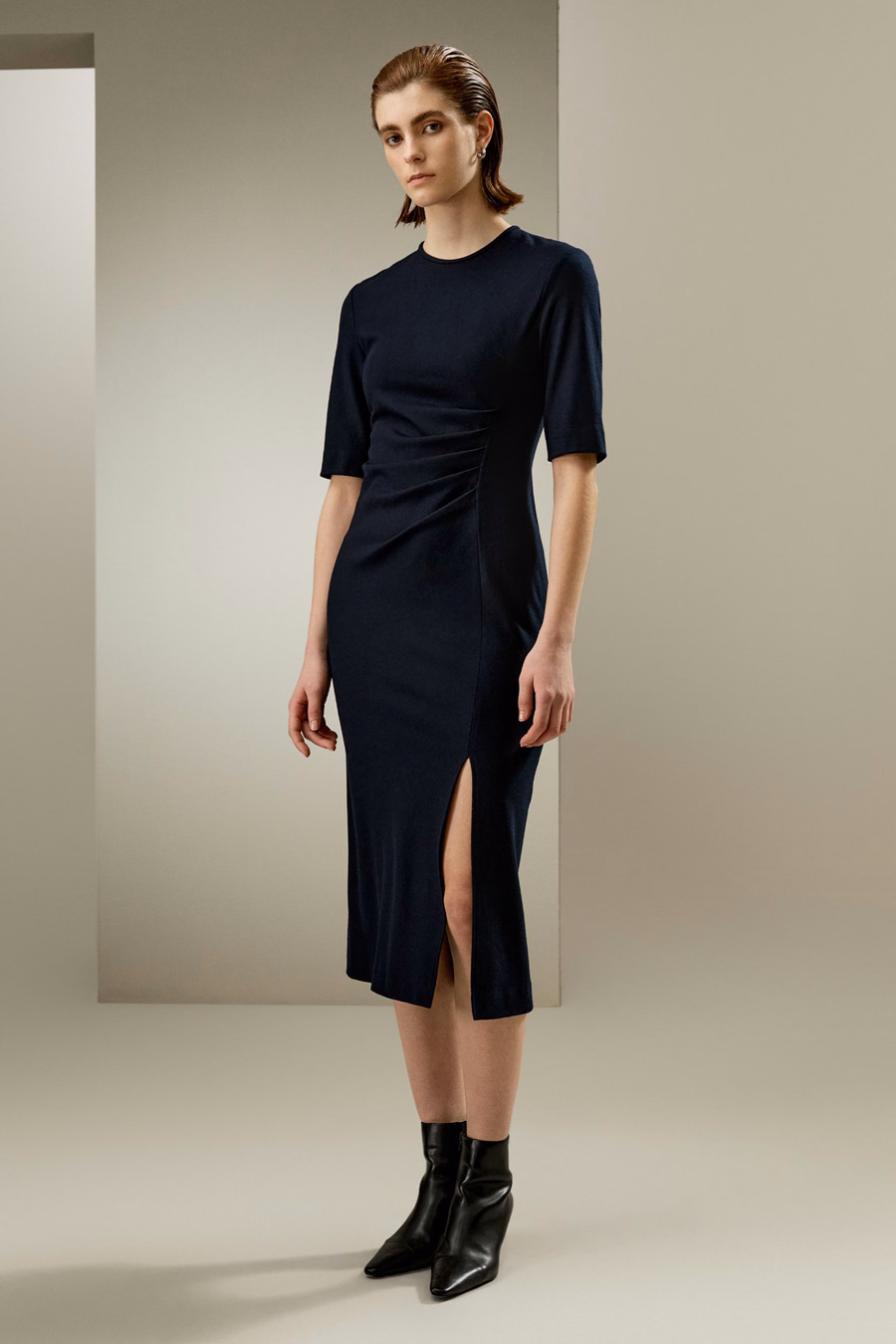 Robe fourreau à devant tordu