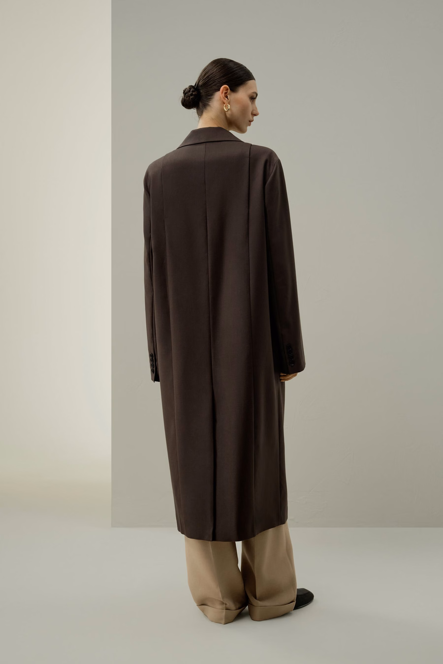 Manteau long drapé en soie et laine