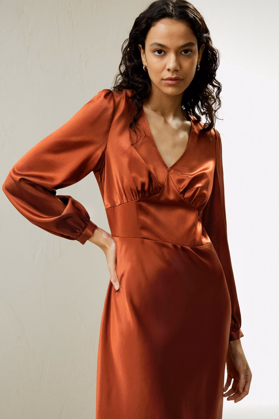 Robe à taille en soie et décolleté en V
