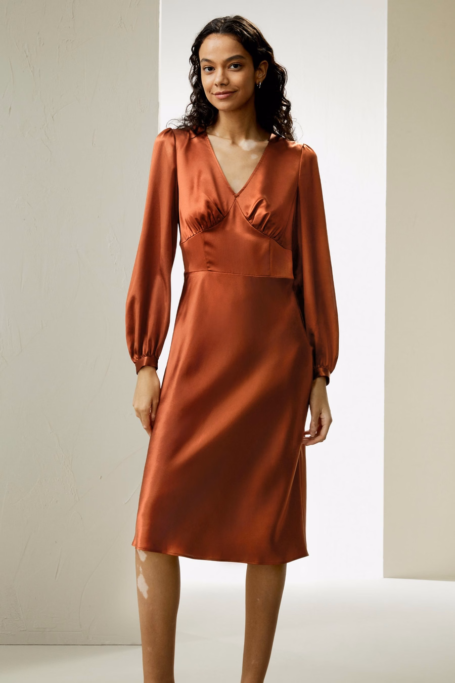 Robe à taille en soie et décolleté en V