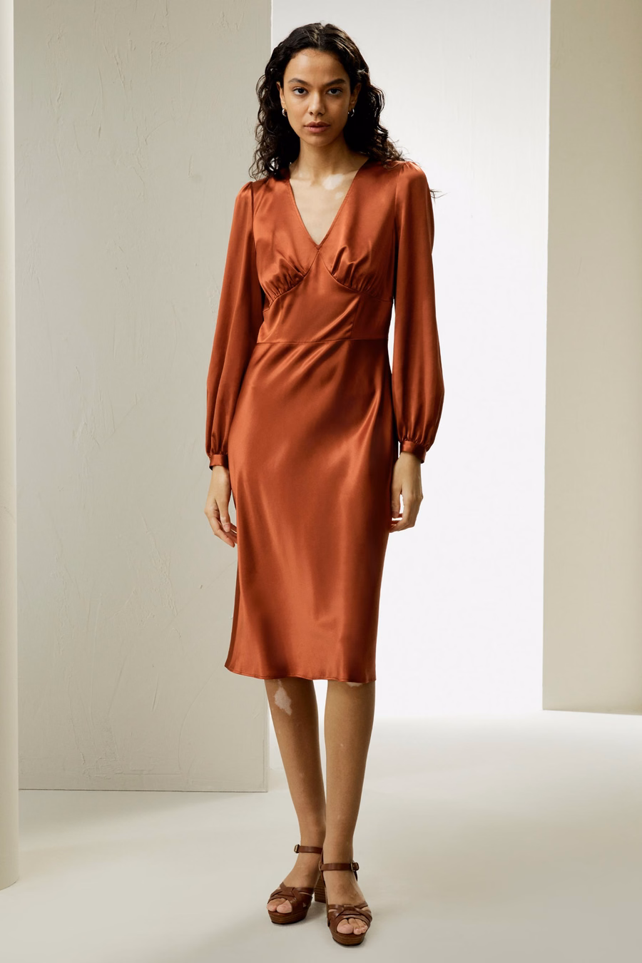 Robe à taille en soie et décolleté en V