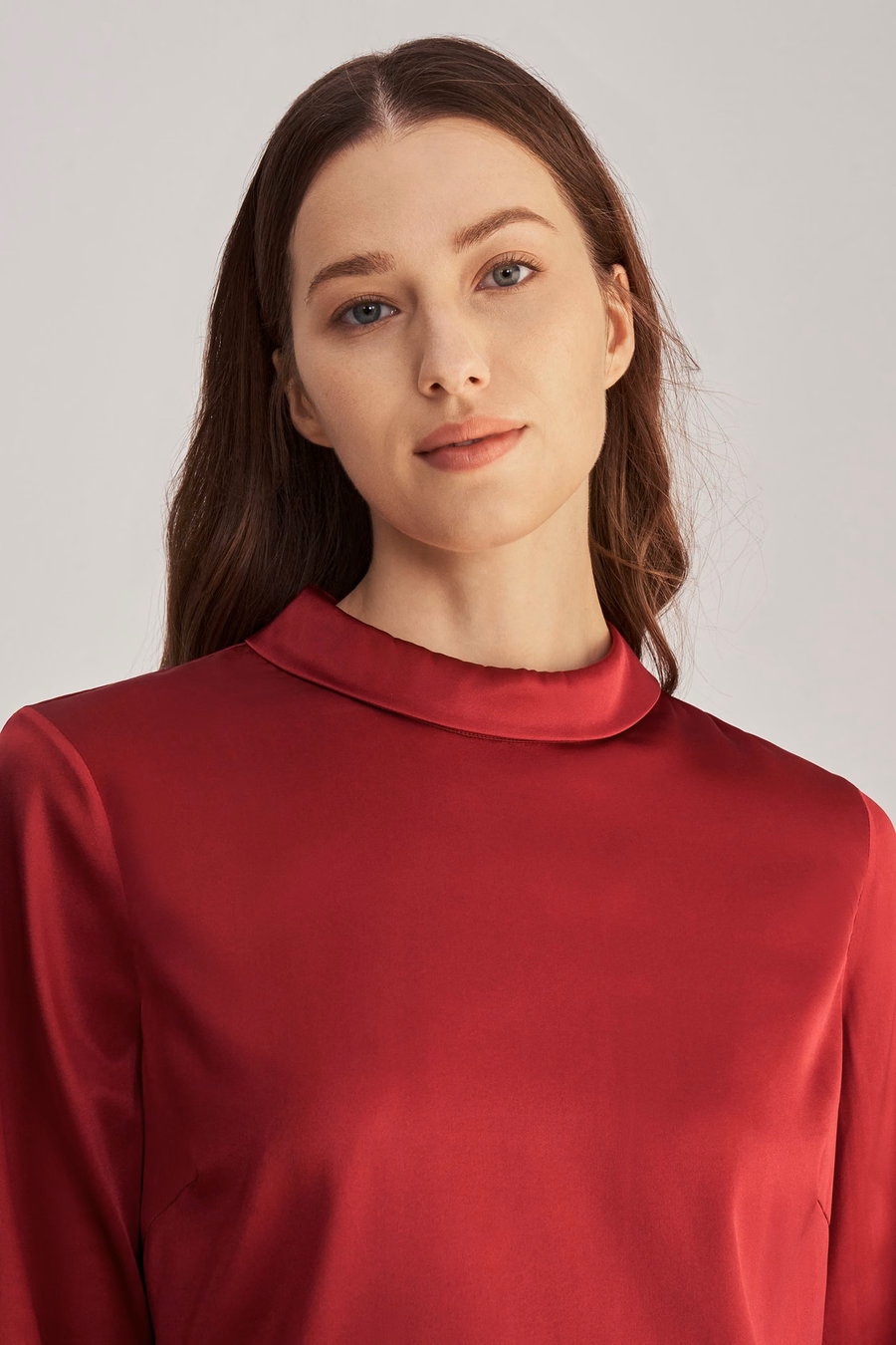 Blouse en soie à col montant et manches longues