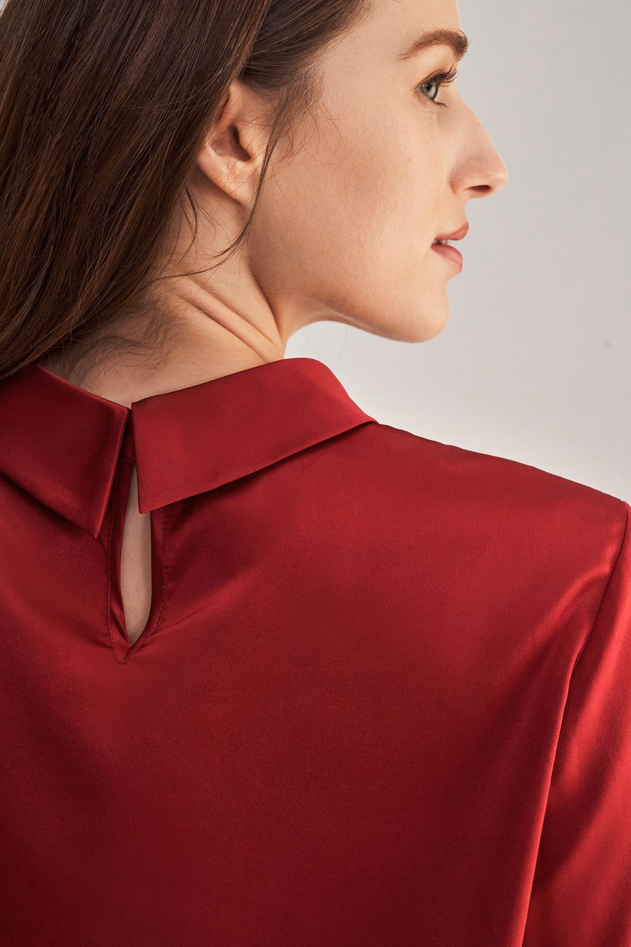 Blouse en soie à col montant et manches longues
